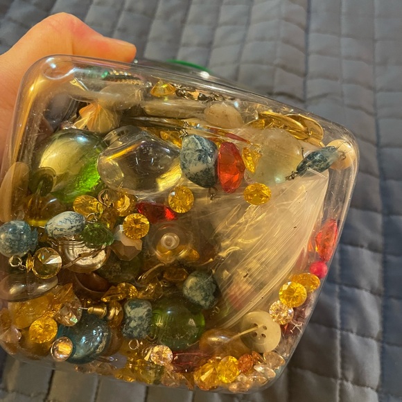 4 lb of crafting jewelry, rings, earrings, stones, gems and broken necklaces. - Picture 5 of 8